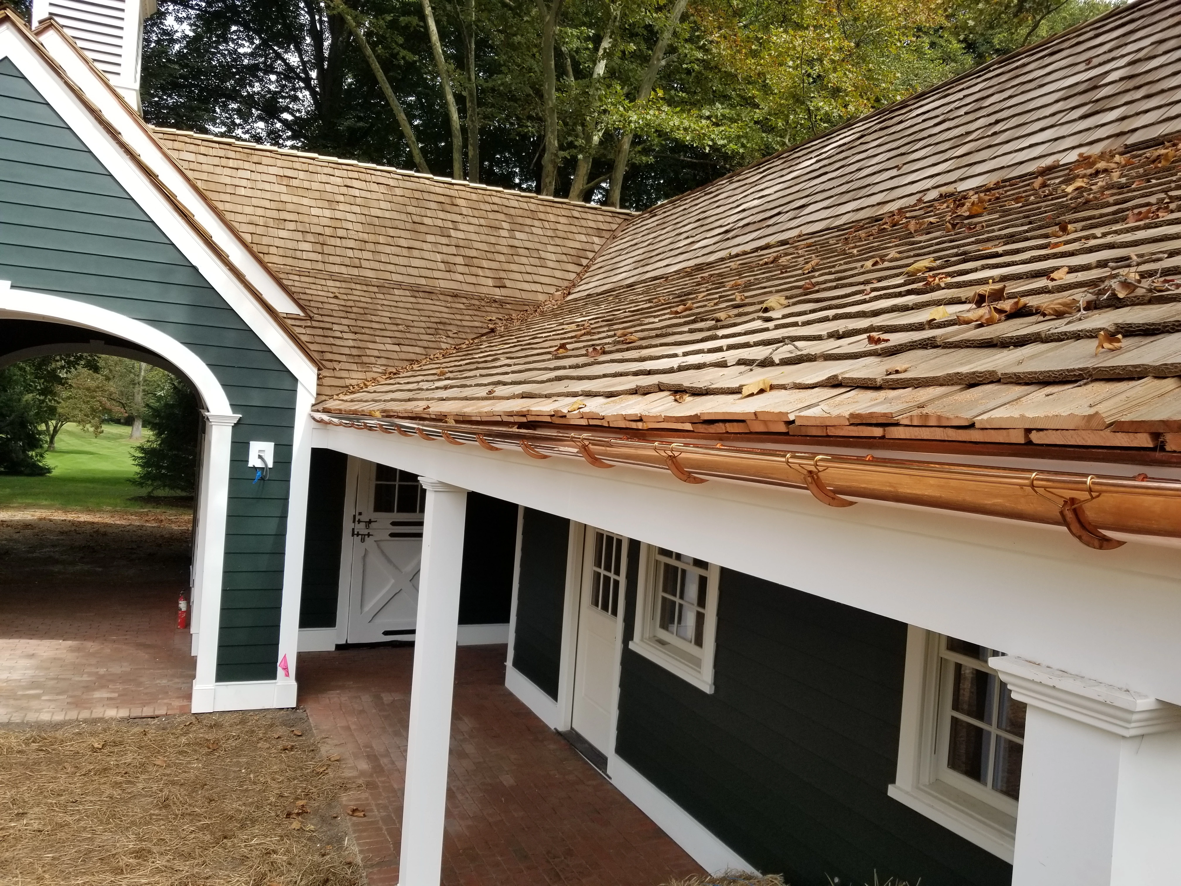 Gutter maintenance service - Need: 800x600px image of maintenance inspection