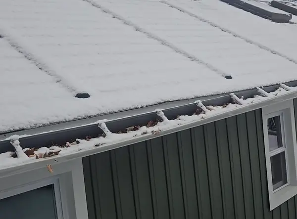 Gutter repair service - Need: 800x600px image of technician repairing gutter system